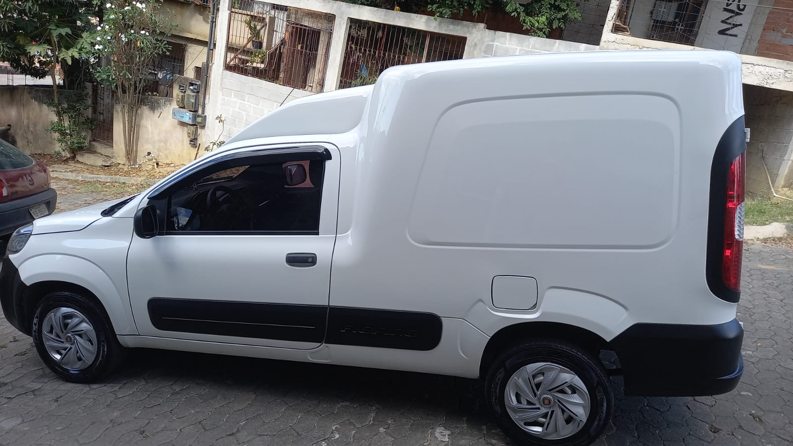 Fiorino da Bergamini Fretes estacionado para entrega